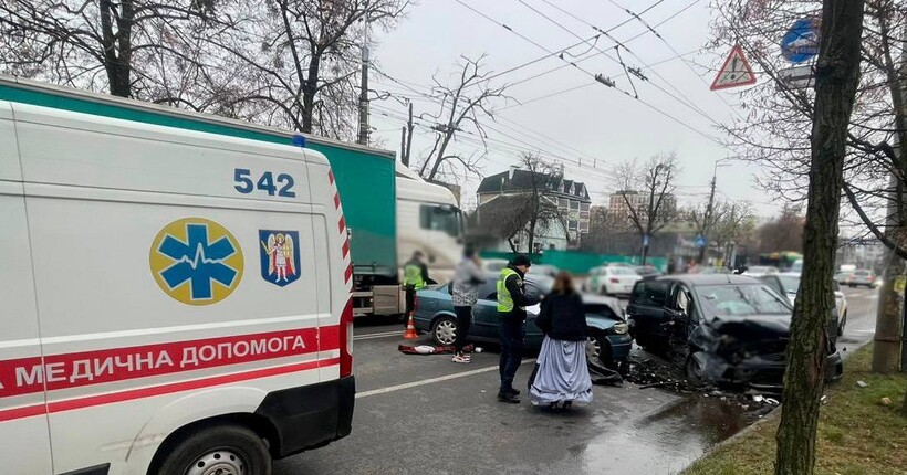 У Києві сталася потрійна ДТП: двоє людей госпіталізовані
