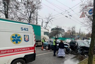 У Києві сталася потрійна ДТП: двоє людей госпіталізовані