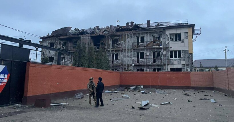 Безпілотники вночі атакували будівлю ФСБ у Чечні: вона повністю згоріла