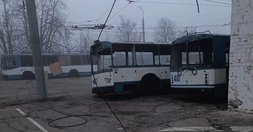 Російський артилерійський обстріл пошкодив 19 тролейбусів у Херсоні (фото)