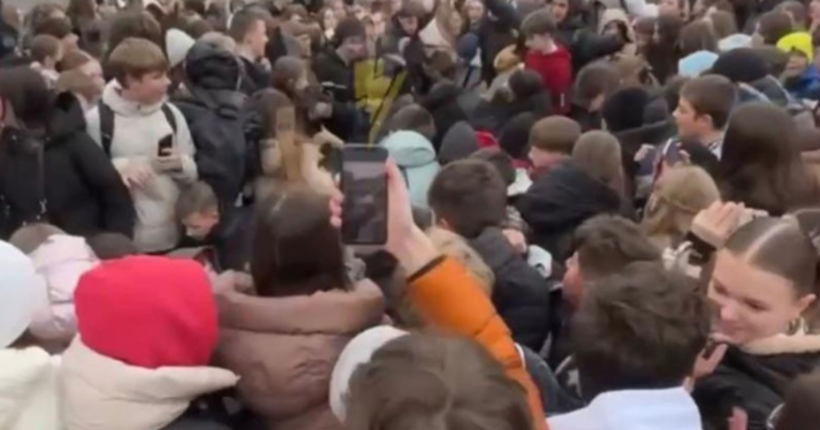 Штовханина через безкоштовні бургери сталася на зустрічі з блогером у Тернополі: є постраждалі