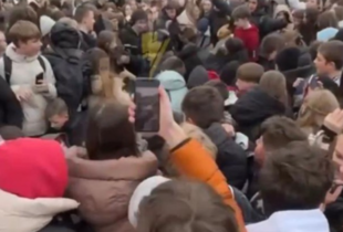 Штовханина через безкоштовні бургери сталася на зустрічі з блогером у Тернополі: є постраждалі