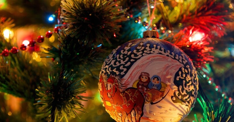 Ялинкові ярмарки запрацювали у Києві: що пропонують і які ціни (відео)