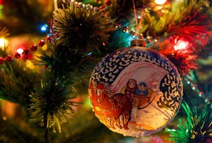 Ялинкові ярмарки запрацювали у Києві: що пропонують і які ціни (відео)