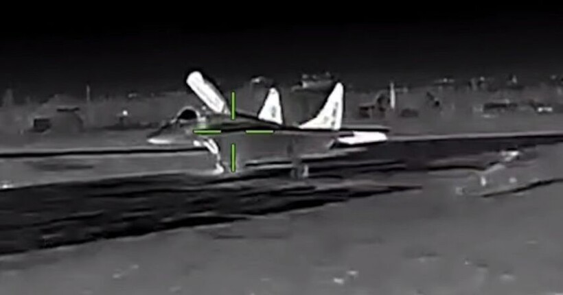 В ГУР показали, як знищили російський винищувач МіГ-29 у Криму (відео)