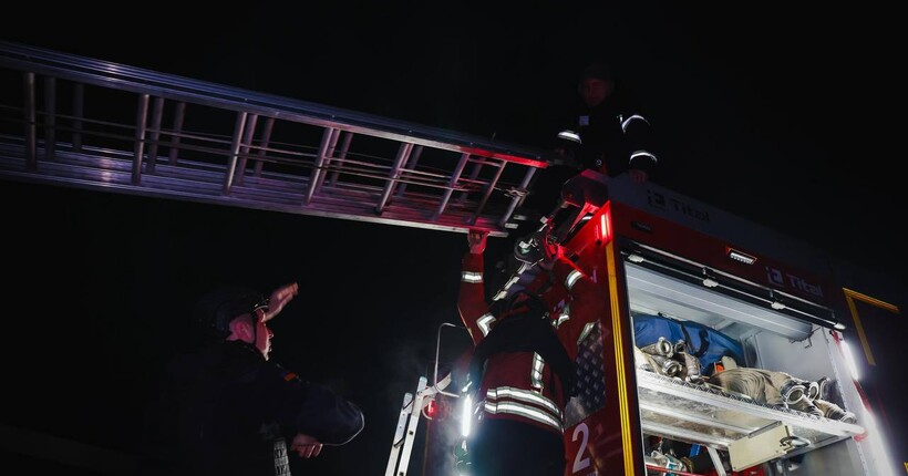 У Харкові рятувальники ліквідували пожежу після атаки дронами-камікадзе