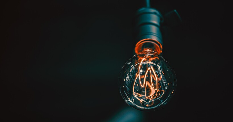 Аварійні відключення світла ввели в дію в шести областях України: перелік