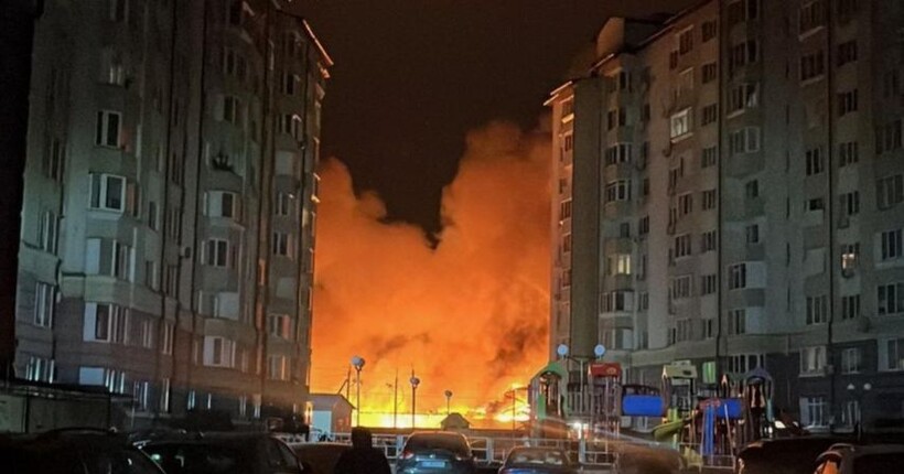 В ДСНС показали кадри з ліквідації обстрілів Киїщини (фото)