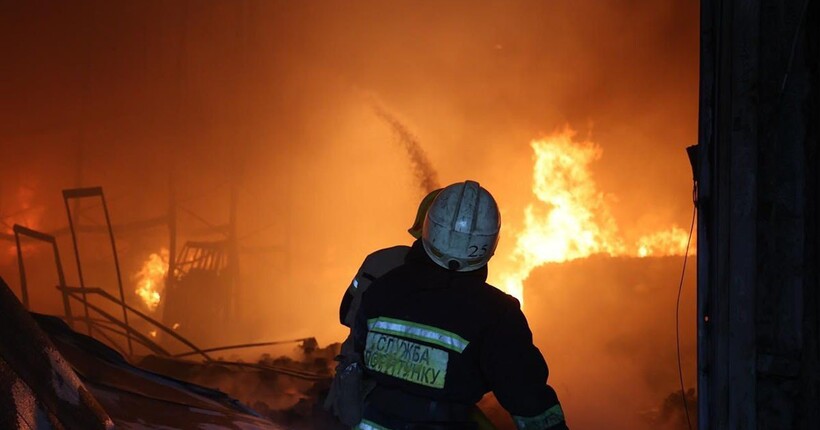 У Дніпрі після російського обстрілу горять склади з шинами та марлею