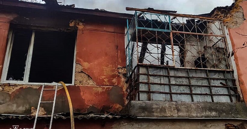 Удар по Херсону: надзвичайники врятували людину з палаючого будинку (фото)