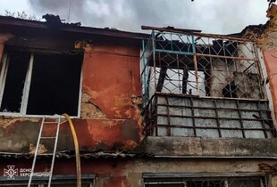 Удар по Херсону: рятувальники врятували людину з палаючого будинку (фото)