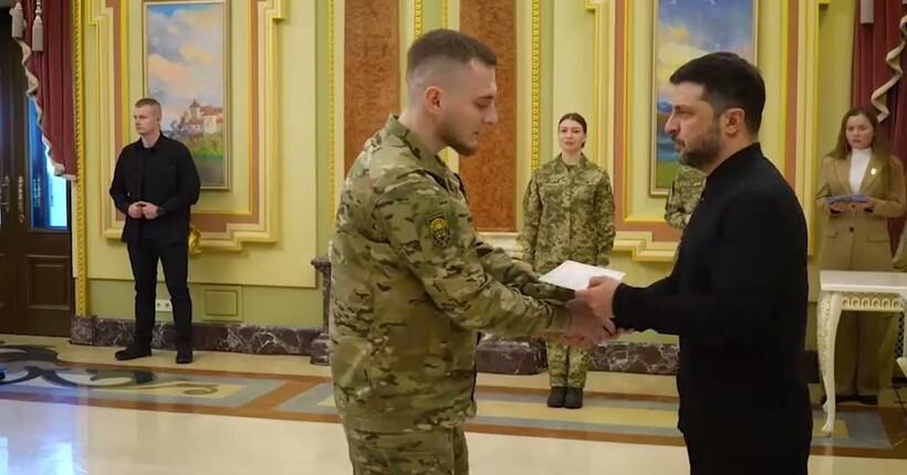 Зеленський вручив українським оборонцям сертифікати на отримання квартир (відео)