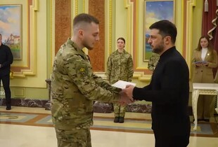 Зеленський вручив українським оборонцям сертифікати на отримання квартир (відео)