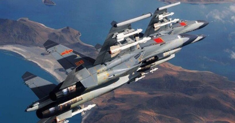 Японія звинуватила китайський винищувач J-15 у перехоплені японських F-15