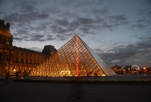 Новий інцидент у Луврі: через витік води було пошкоджено до 400 експонатів