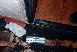 У Києві матір підпалила двері доньки після конфлікту: справу передали до суду
