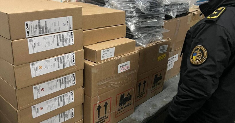 Митники виявили партію вживаних ноутбуків на 1 млн грн у Шегинях