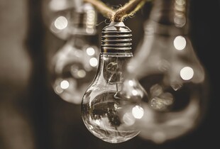 Внаслідок обстрілів рф по енергетиці без електропостачання залишаються споживачі у трьох областях - Міненерго