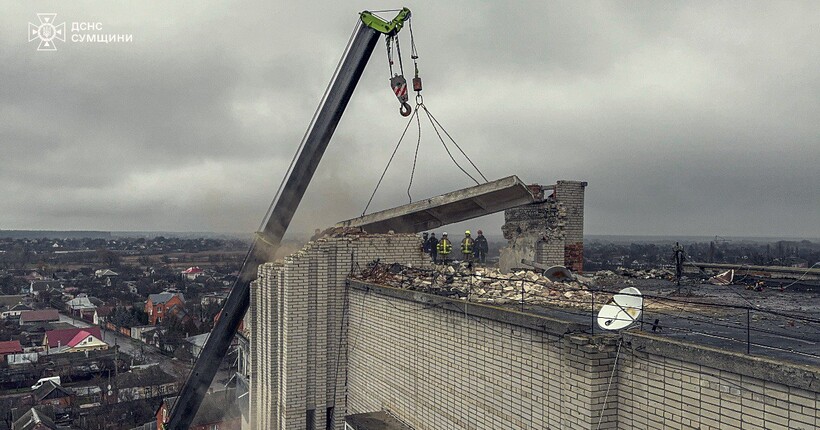 Удар по Охтирці: йдуть аварійно-відновлювальні роботи (фото, відео)