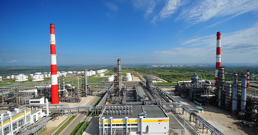 Сизранський НПЗ зупинив переробку після прильотів - Reuters