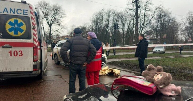 Смертельне ДТП у Прилуках: поліцейські збили матір з дитиною