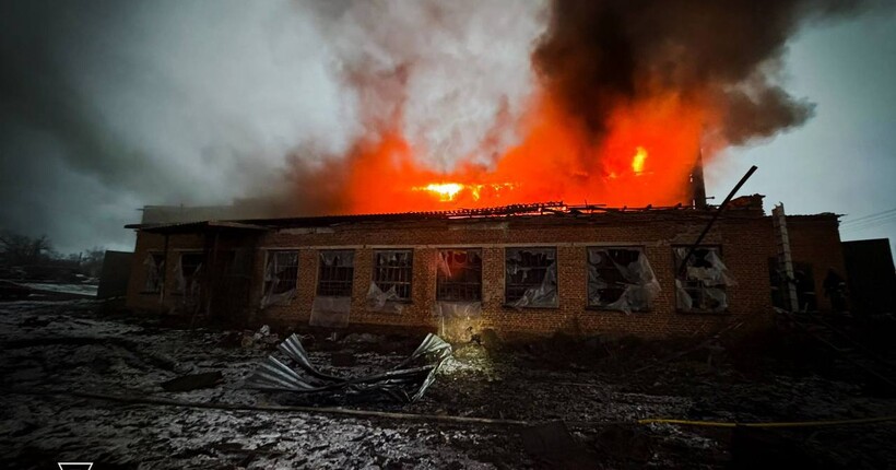 Росіяни за допомогою БпЛА вдарили по Харківщині: ДСНС показала кадри пожежі (фото)