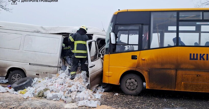 На Дніпропетровщині сталась смертельна ДТП зі шкільним автобусом: є постраждалі (фото)