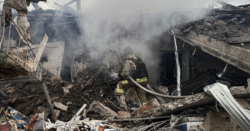 Авіаудар по магазину на Сумщині: рятувальники деблокували тіла двох загиблих (фото)