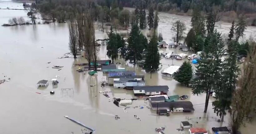 Небачена повінь у Вашингтоні: вода знесла мости, вертольоти рятують сім'ї з дахів (відео)