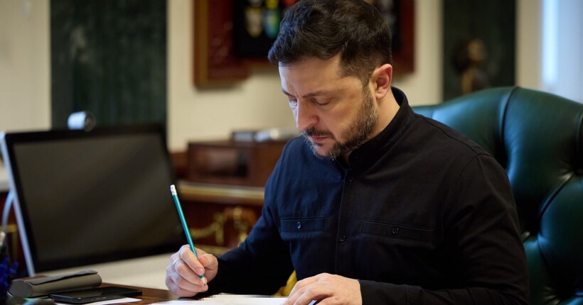 Зеленський нагородив понад 400 військових державними нагородами