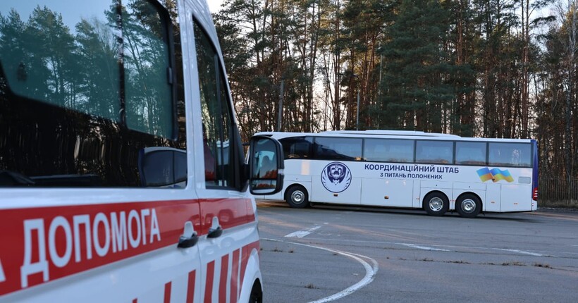 Білорусь передала Україні 114 цивільних: серед звільнених - журналісти та політдіячі (фото)