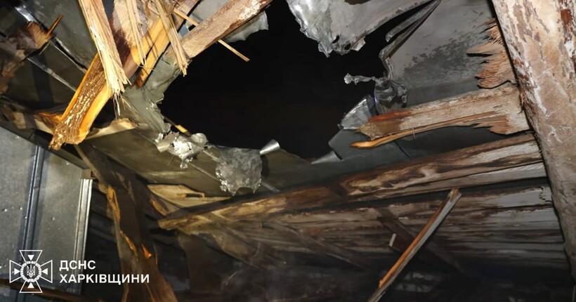 У ДСНС показали кадри влучання у дах адмінбудівлі у Харкові (фото)