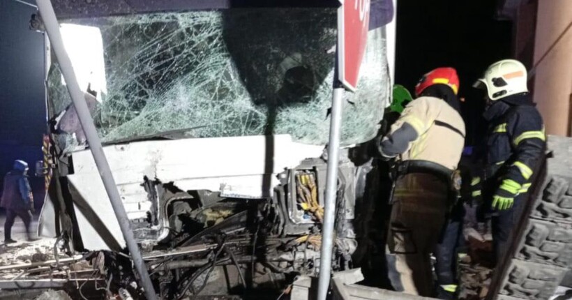 На Івано-Франківщині надзвичайники деблокували двох постраждалих у ДТП - деталі