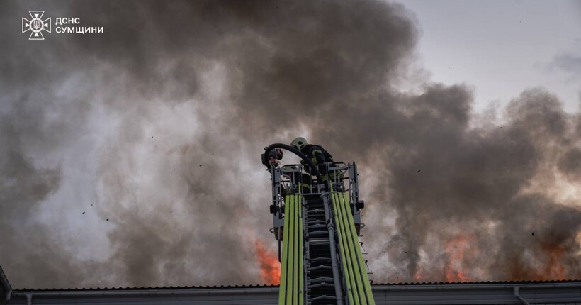 У ДСНС показали відео повторної атаки Сумщини: рф била по місцях, де працювали рятувальники