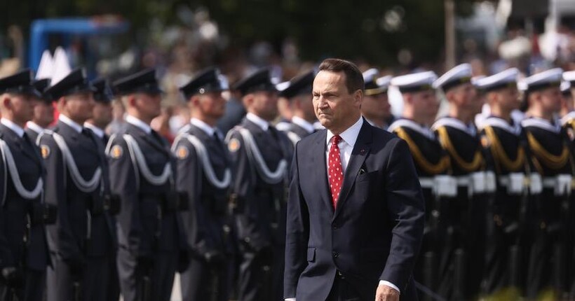 Заслужив орден Леніна: Сікорський та Сіярто публічно посперечалися через заяву Орбана