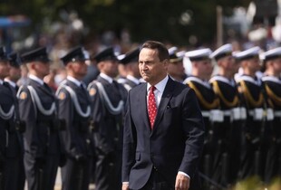 Заслужив орден Леніна: Сікорський та Сіярто публічно посперечалися через заяву Орбана