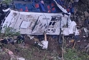 В Колумбії шкільний автобус впав у 80-метрову прірву: 16 осіб загинули