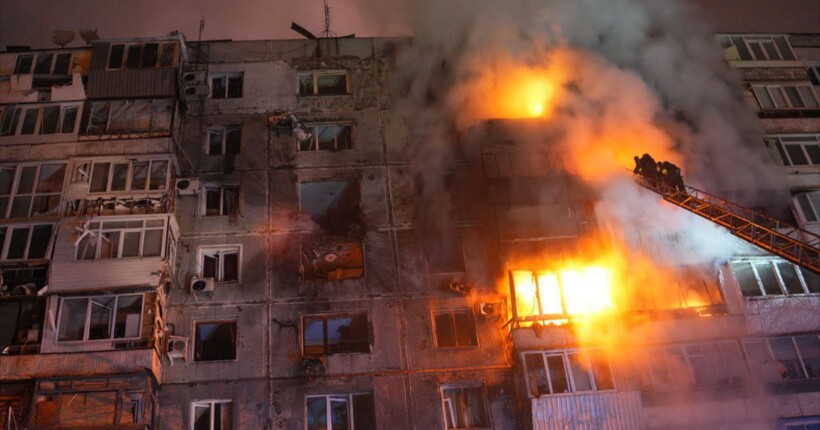 Росіяни вдарили БпЛА по багатоповерхівці у Запоріжжі: виникли пожежі, є постраждалі