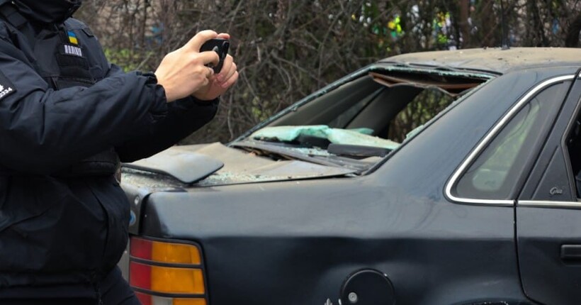 Росіяни вдарили по цивільному авто на Одещині: мати загинула, троє дітей поранені