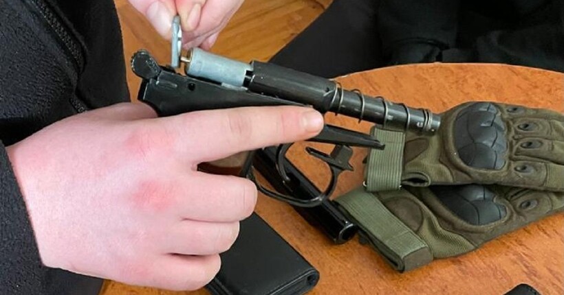 У Трускавці десятикласник приніс пневматичну зброю в школу