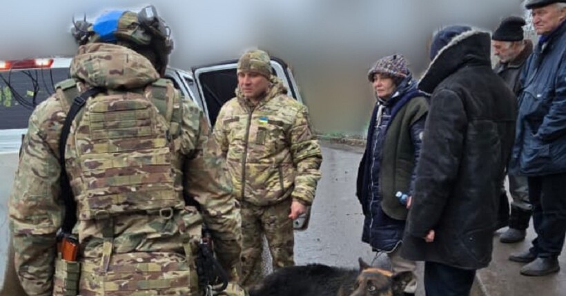 Поліцейські евакуювали поранених з села біля Куп’янська після удару КАБом (відео)