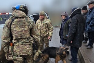 Поліцейські евакуювали поранених з села біля Куп’янська після удару КАБом (відео)
