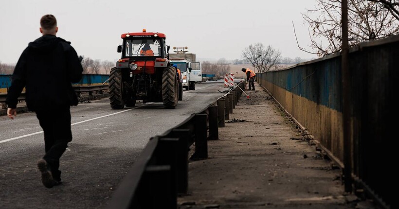 Замість зруйнованого мосту біля села Маяки на Одещині запрацювала понтонна переправа