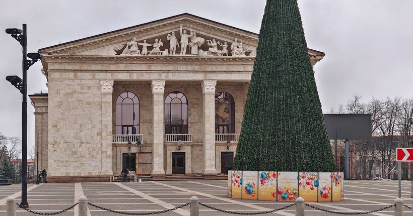 Окупанти відкрили продаж квитків у Маріупольському драмтеатрі