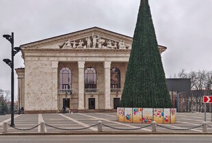 Окупанти відкрили продаж квитків у Маріупольському драмтеатрі