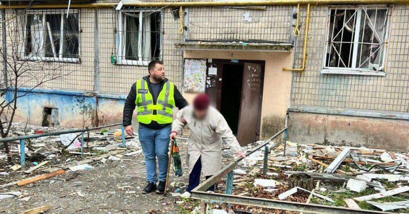 У Києві дрон поцілив у багатоповерхівку: поранено п'ятеро людей