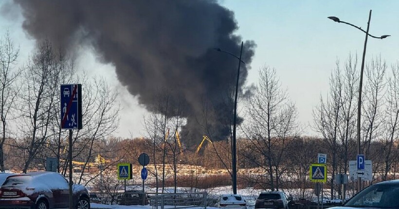У Нижньому Новгороді спалахнула пожежа на судноремонтному заводі (відео)