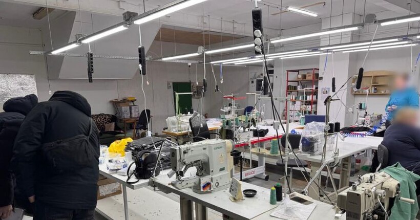 На Львівщині ділки підробляли брендовий одяг і навушники: вилучено товару на 14 млн грн