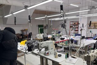 На Львівщині ділки підробляли брендовий одяг і навушники: вилучено товару на 14 млн грн