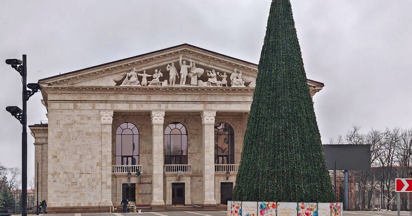 Російські окупанти скасували новорічні вистави у драмтеатрі Маріуполя